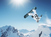 开云下载-赛道上的暗夜舞者，爱德华兹在F1揭幕战之夜持续制造杀伤