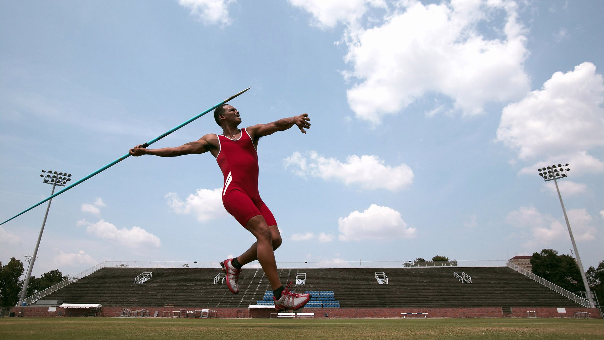 赛道硝烟与地缘烽火，当F1新赛季揭幕战遇上伊朗击溃土耳其