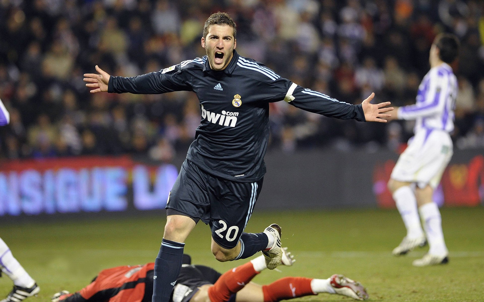 南粤德比轻取胜，德甲焦点战正酣，双线战场上的战术与意志