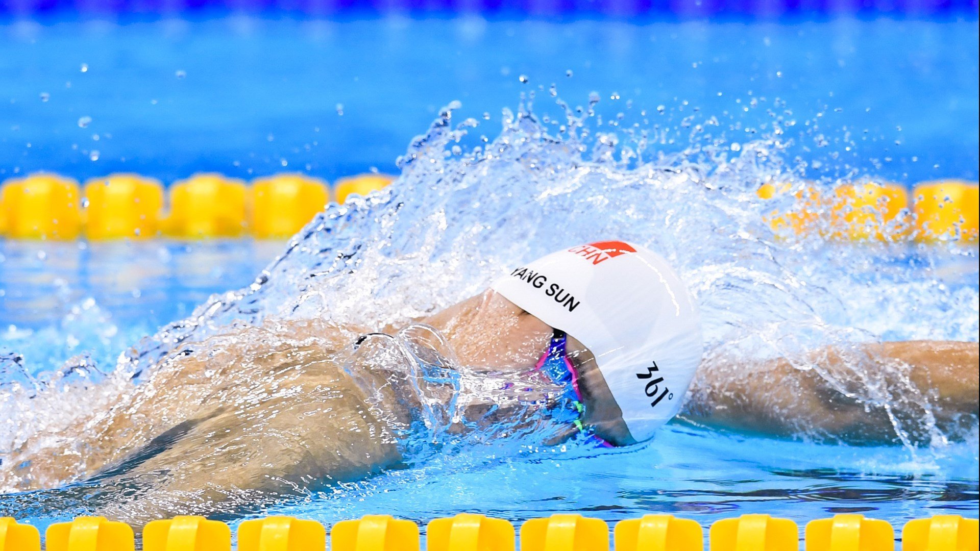 赛道上的血脉压制，红牛一队轻取二队，阿隆索展现绝对统治力